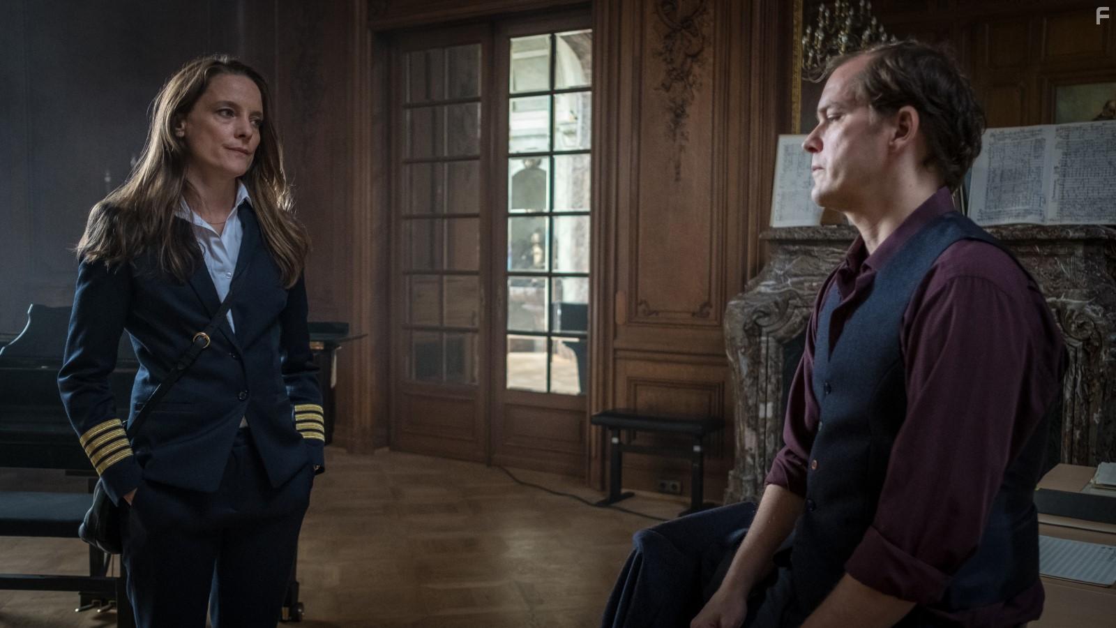 Anne Ratte-Polle and Godehard Giese in Es gilt das gesprochene Wort (2019)