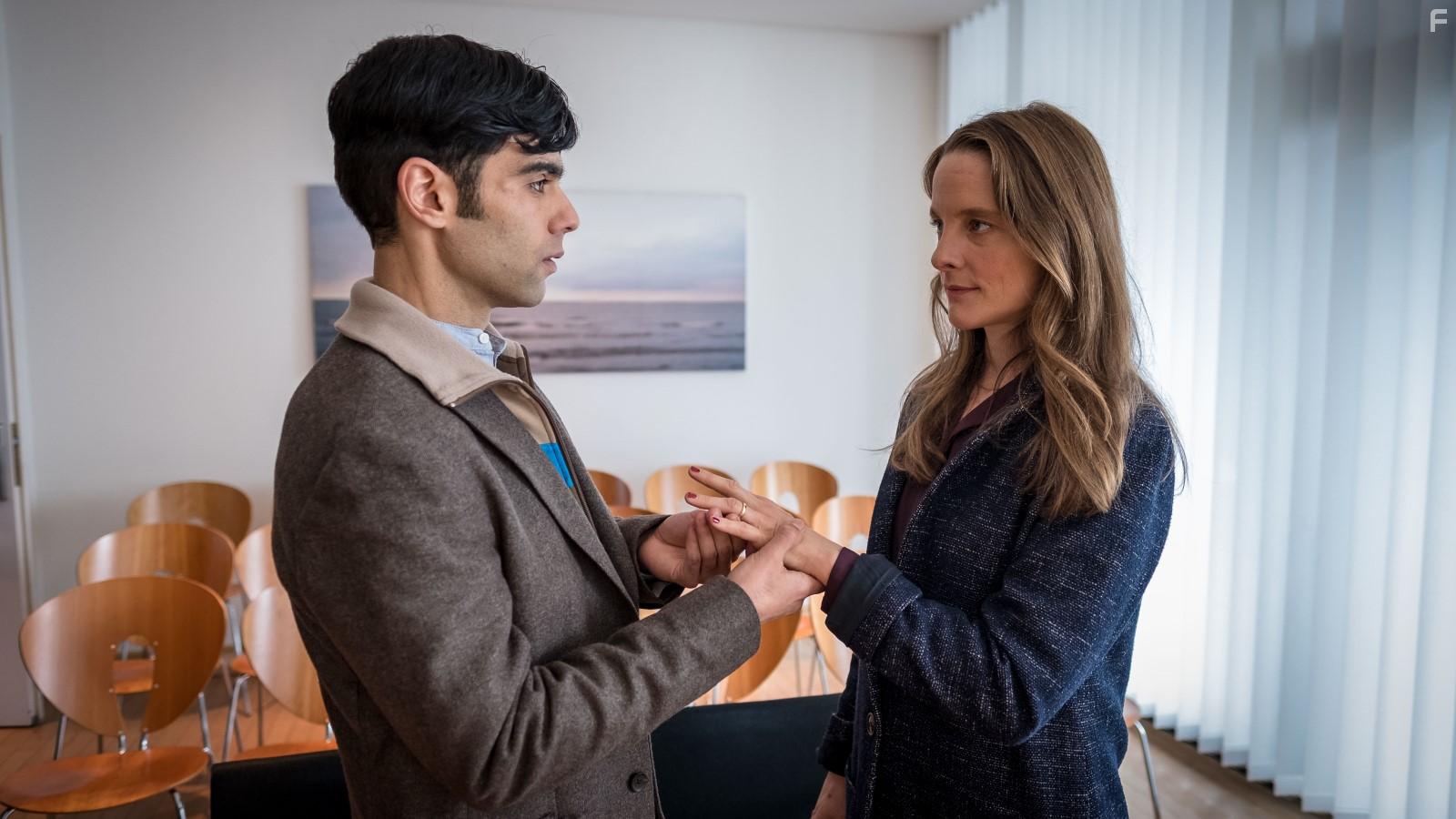 Anne Ratte-Polle and Ogulcan Arman Uslu in Es gilt das gesprochene Wort (2019)