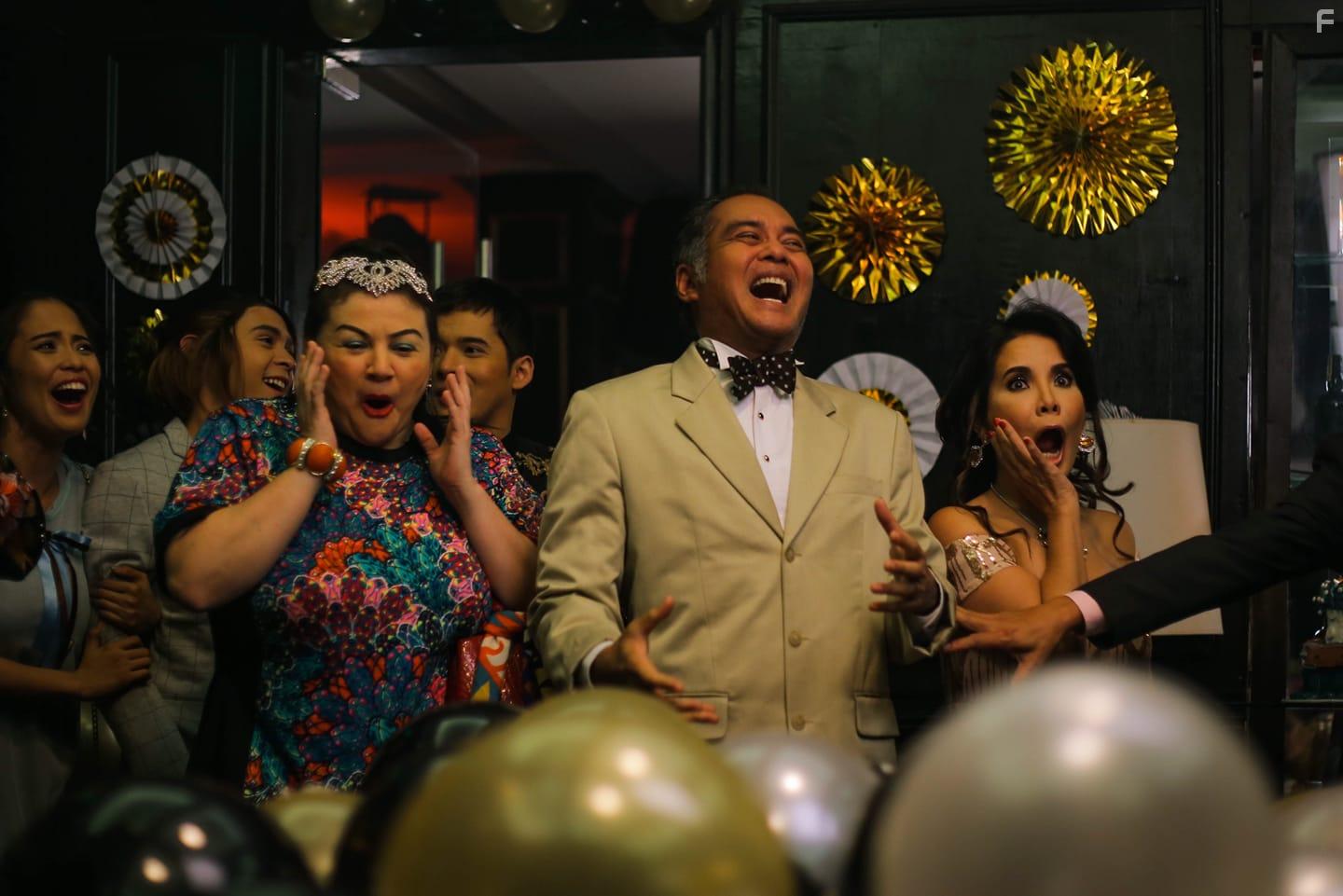 John Arcilla, Carmi Martin, Rosanna Roces, Martin del Rosario, Ali Forbes, and Christian Bables in The Panti Sisters (2019)