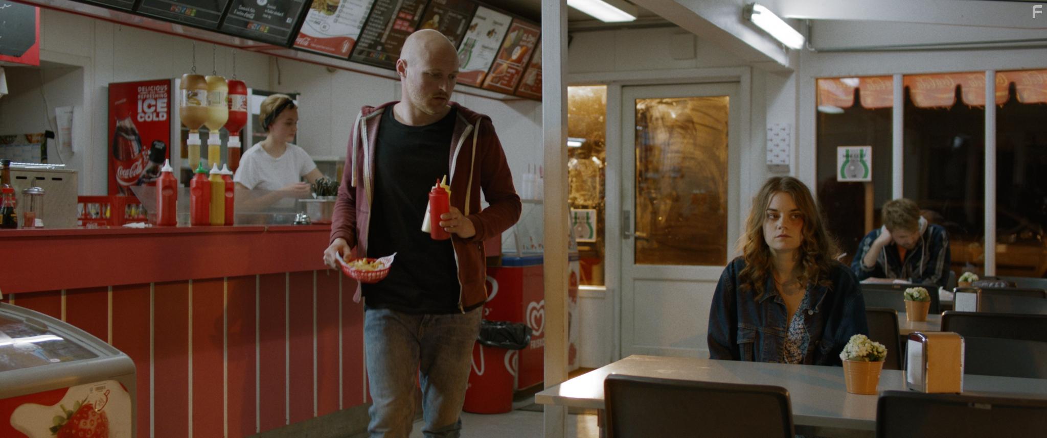 Maria Winther Nrgaard and Jakob Schmidt Clausen in Ingen skal sove (2019)