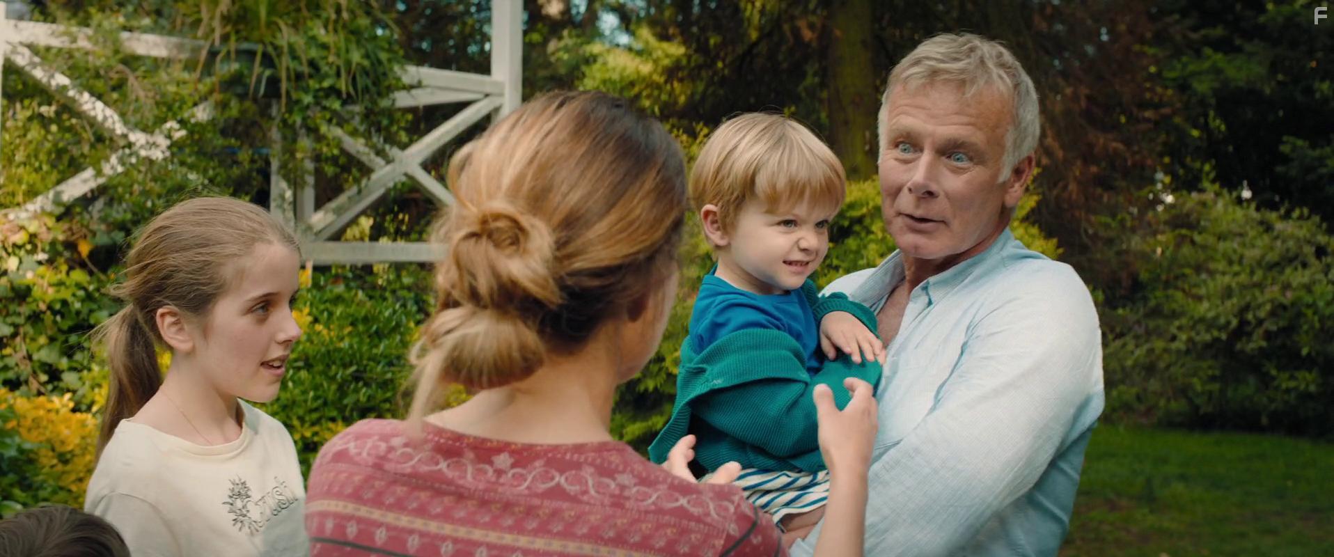 Franck Dubosc, Evan Paturel, and Violette Guillon in 10 jours sans maman (2020)