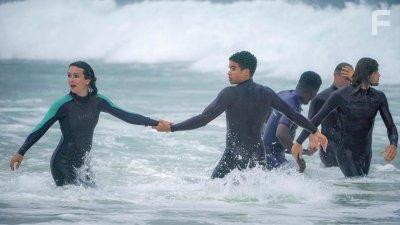 Marie Dompnier and Tho Christine in La Dernire Vague: Les Messagers (2019)