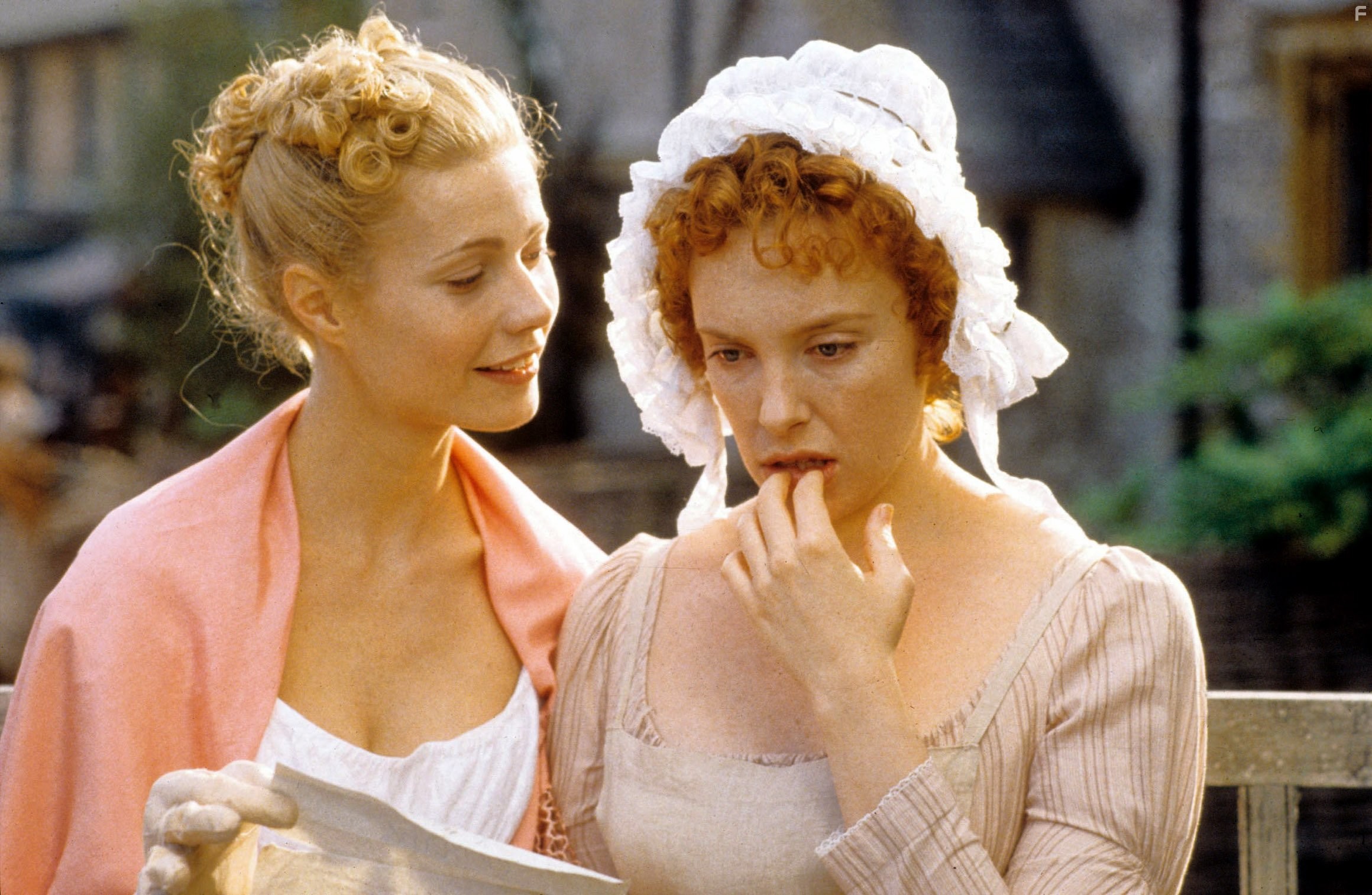 Gwyneth Paltrow and Toni Collette in Эмма (1996)