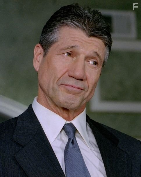 Fred Ward in Спецагент Корки Романо (2001)