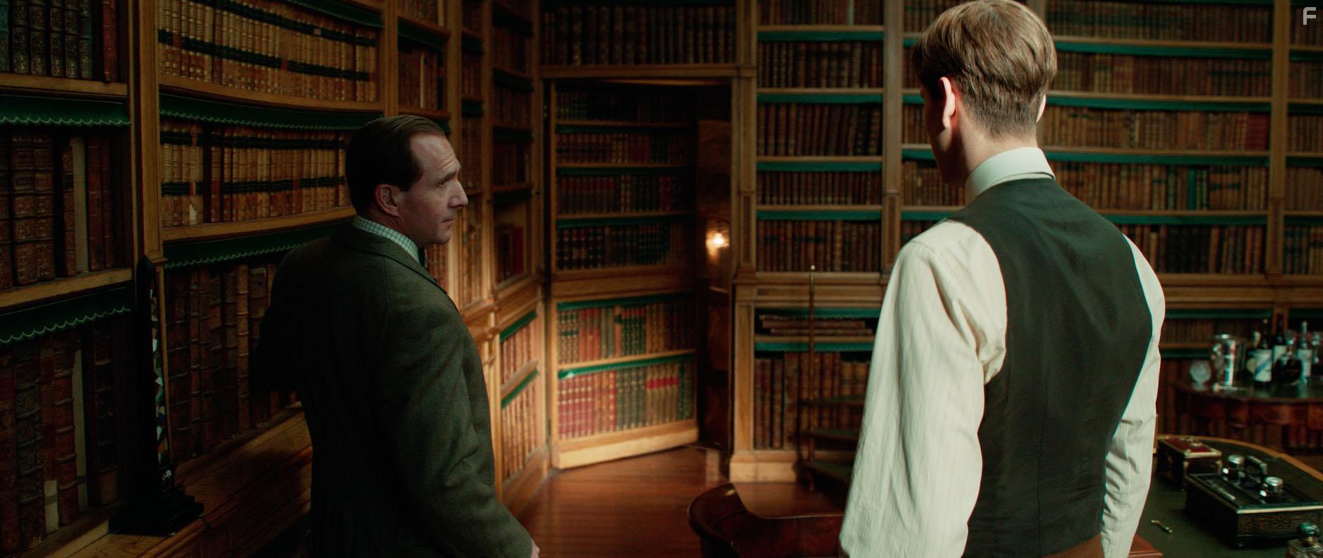 Ralph Fiennes and Harris Dickinson in The King's Man (2021)