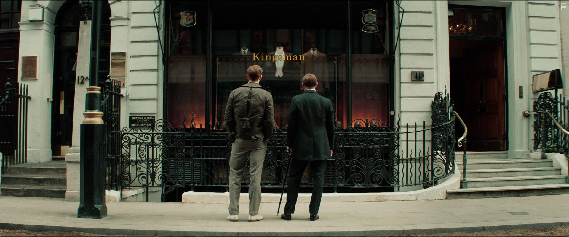 Ralph Fiennes and Harris Dickinson in The King's Man (2021)