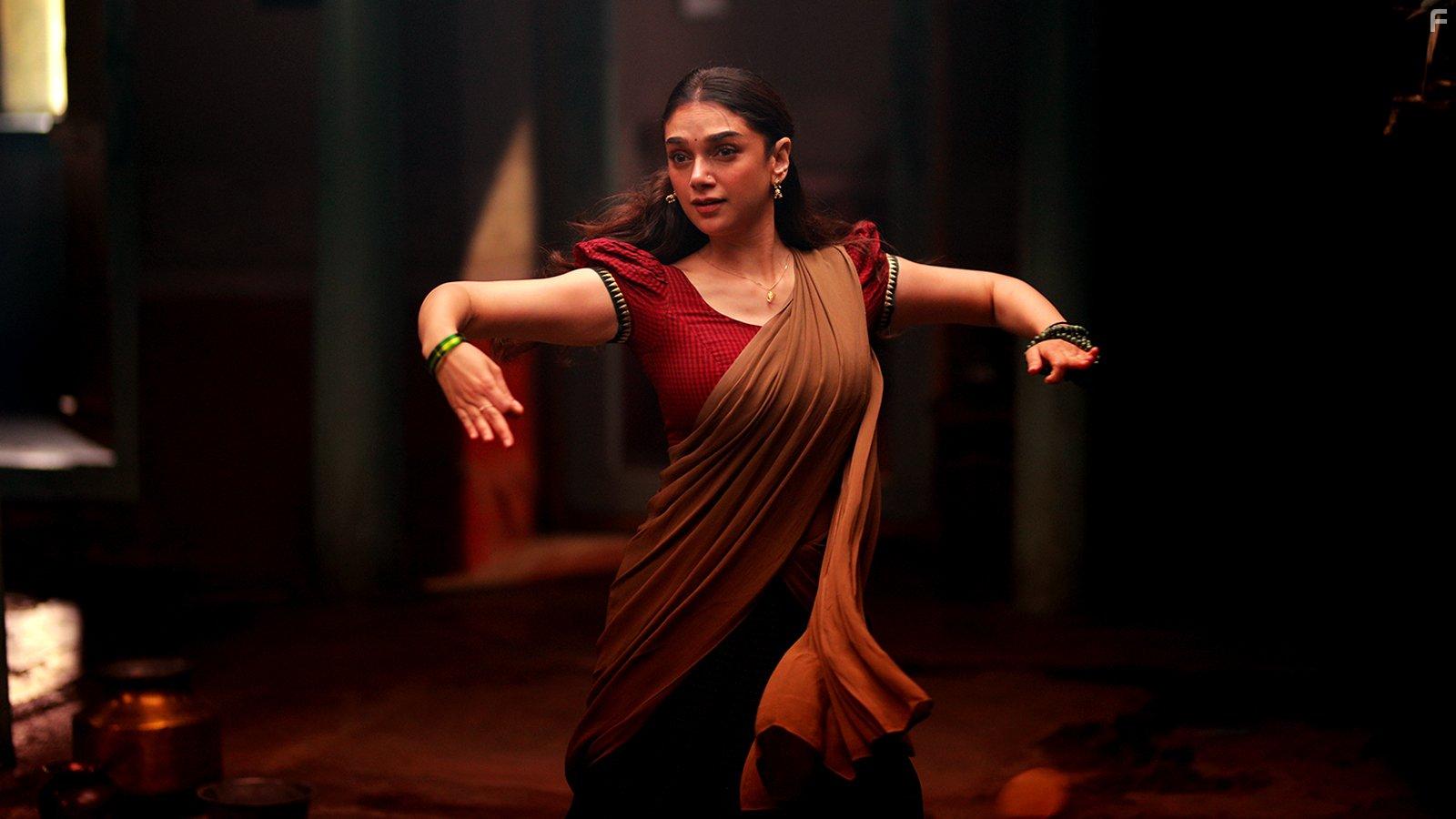 Aditi Rao Hydari in Sufiyum Sujatayum (2020)