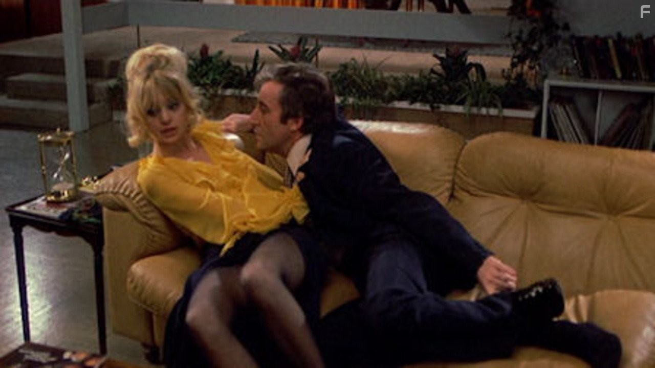 Goldie Hawn and Peter Sellers in Эй! В моем супе девушка (1970)