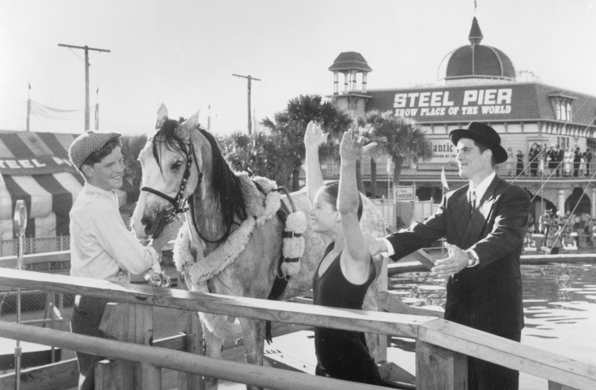 Gabrielle Anwar and Michael Schoeffling in Храбрых сердцем не сломить (1991)