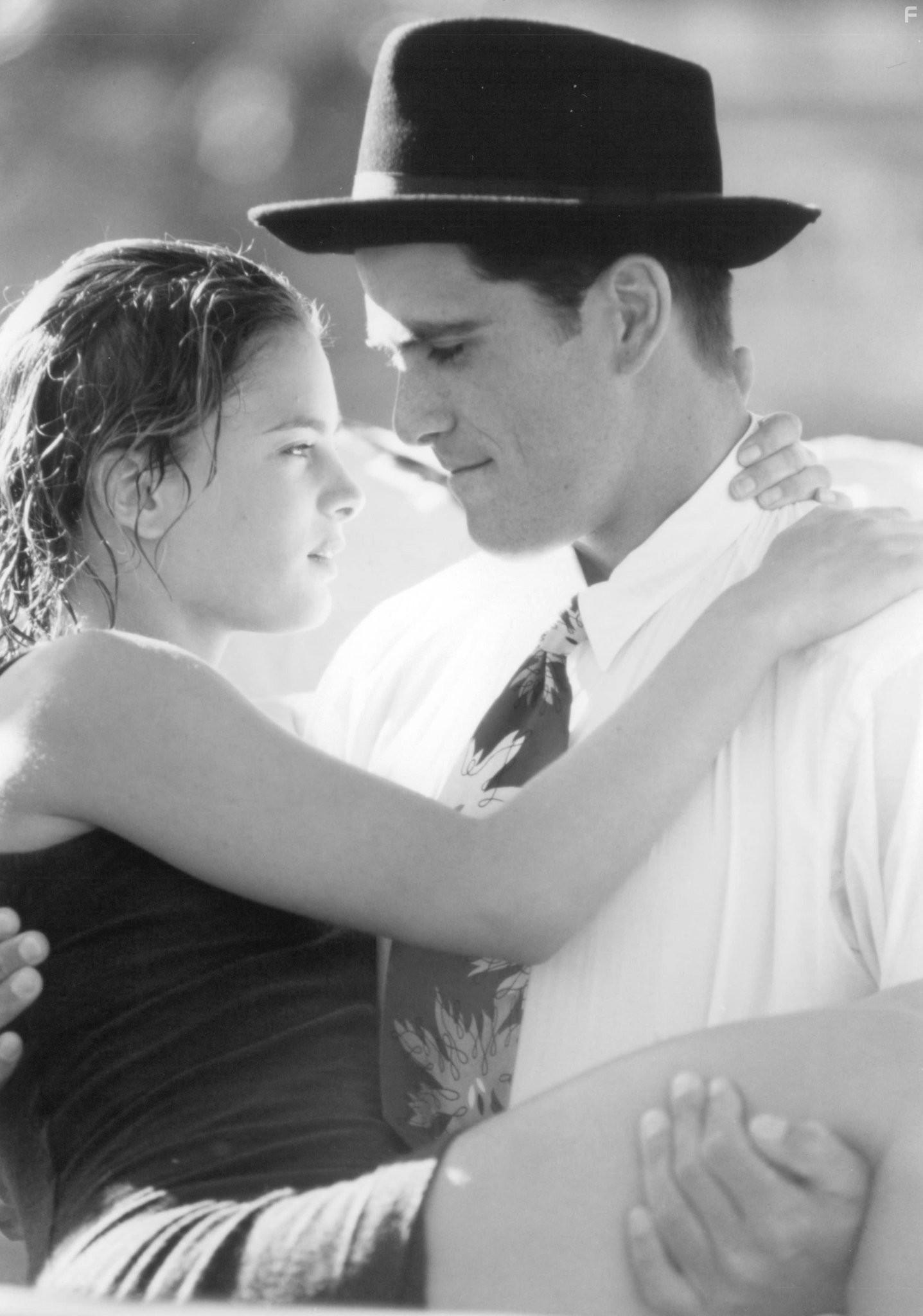 Gabrielle Anwar and Michael Schoeffling in Храбрых сердцем не сломить (1991)