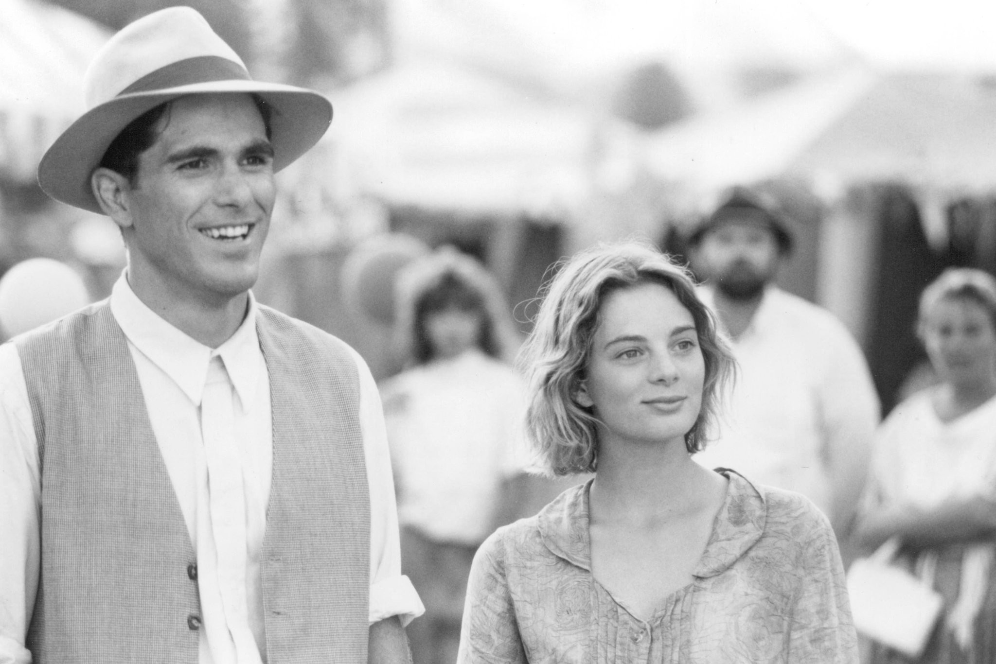 Gabrielle Anwar and Michael Schoeffling in Храбрых сердцем не сломить (1991)