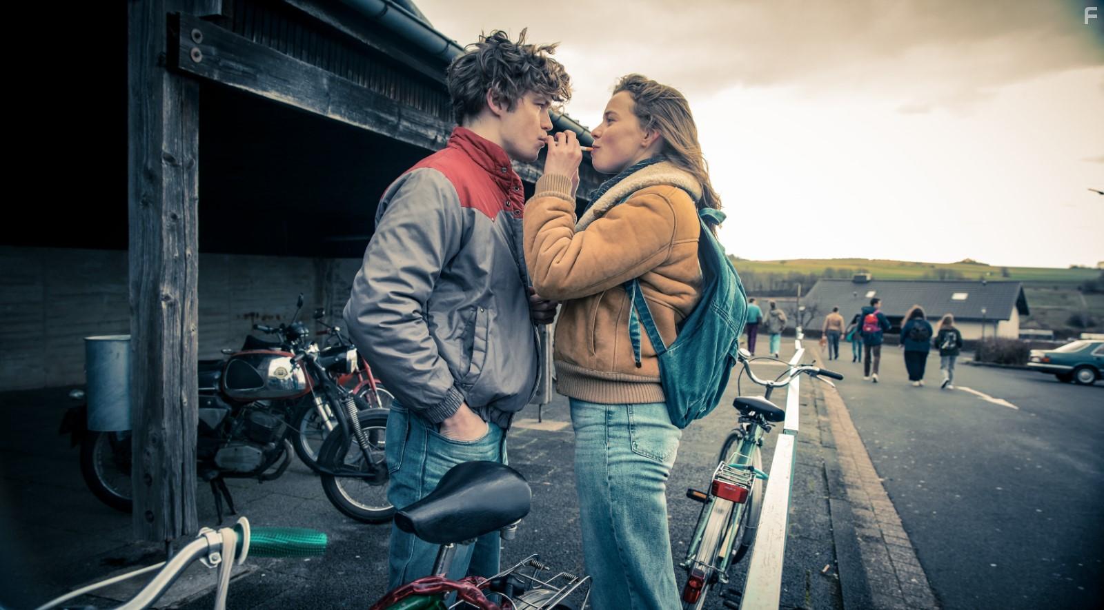 Damian Hardung and Luna Wedler in Auerhaus (2019)