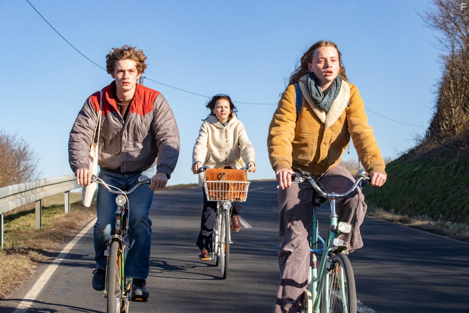 Damian Hardung, Luna Wedler, and Devrim Lingnau in Auerhaus (2019)