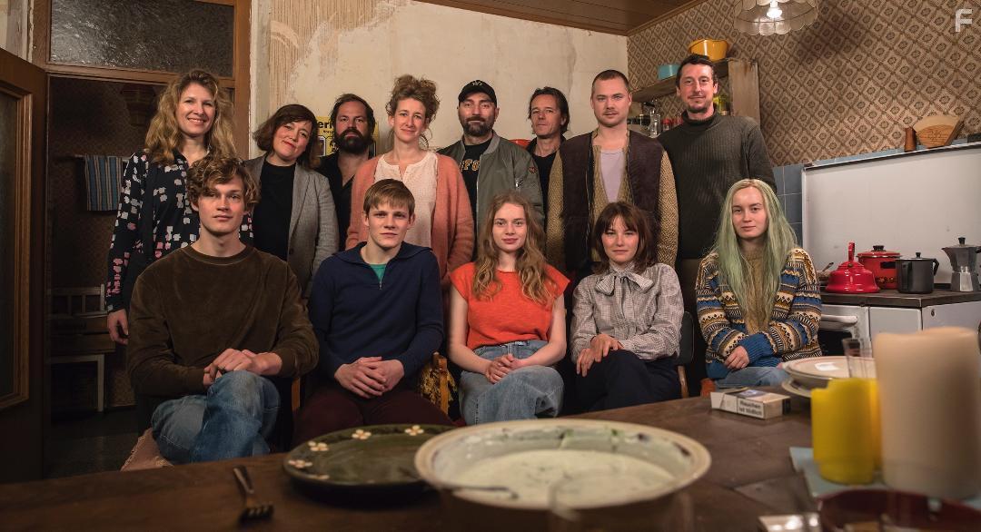 Hans Lw, Patrick Zorer, Tobi Baumann, Steffi Ackermann, Neele Leana Vollmar, Max von der Groeben, Kristina Lbbert, Frank Lamm, Damian Hardung, Sven Schelker, Luna Wedler, Ada Philine Stappenbeck, and Devrim Lingnau in Auerhaus (2019)
