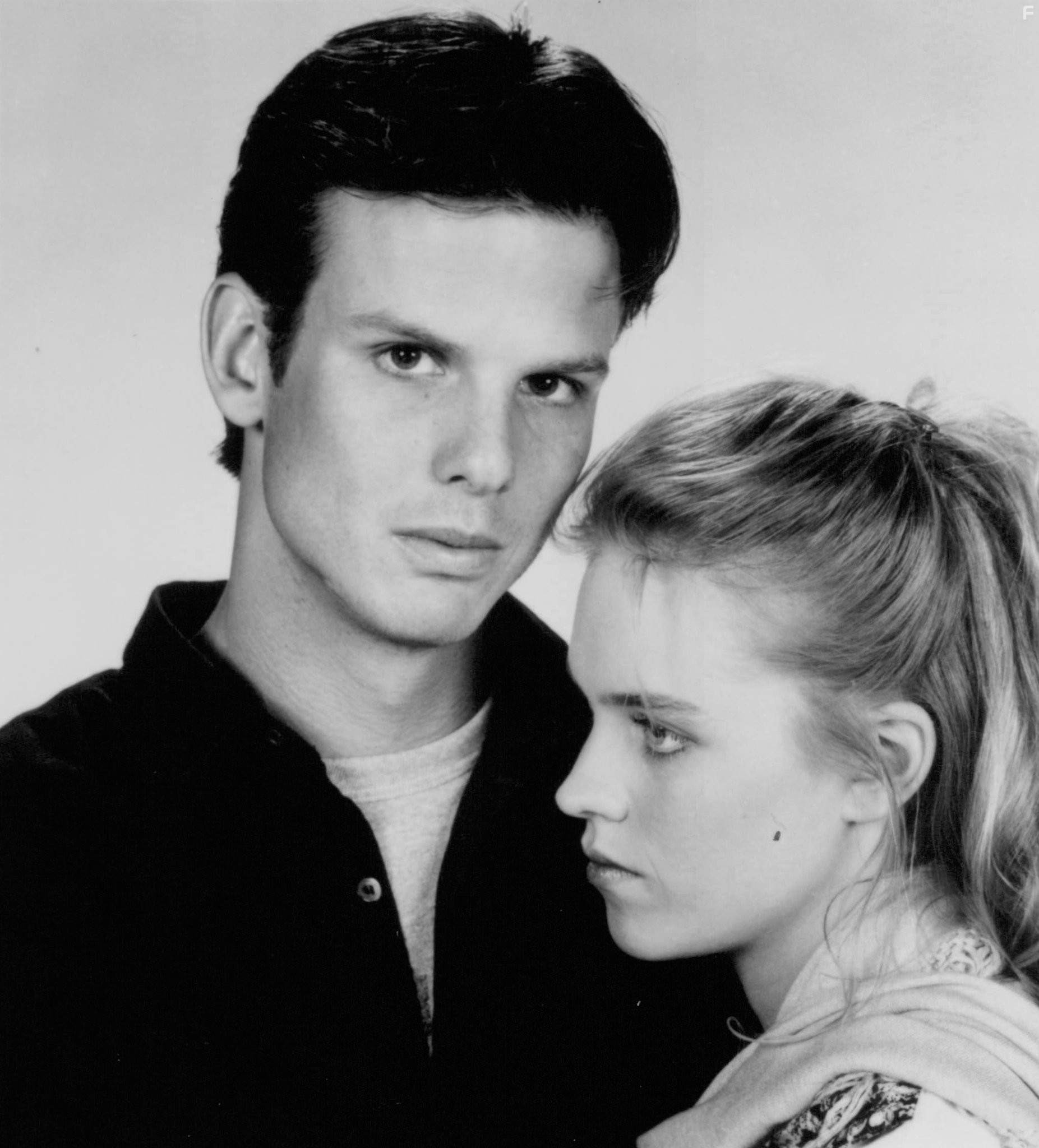 Peter Berg and Camille Cooper in Электрошок (1989)