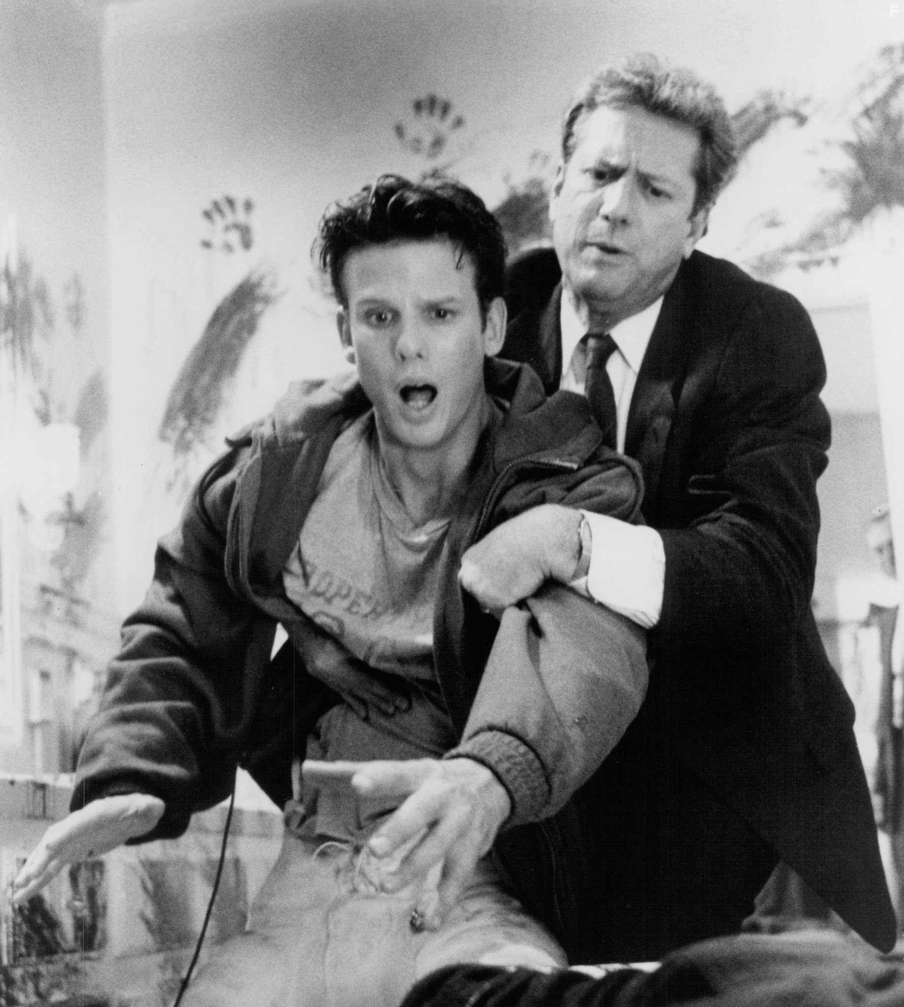 Peter Berg and Michael Murphy in Электрошок (1989)