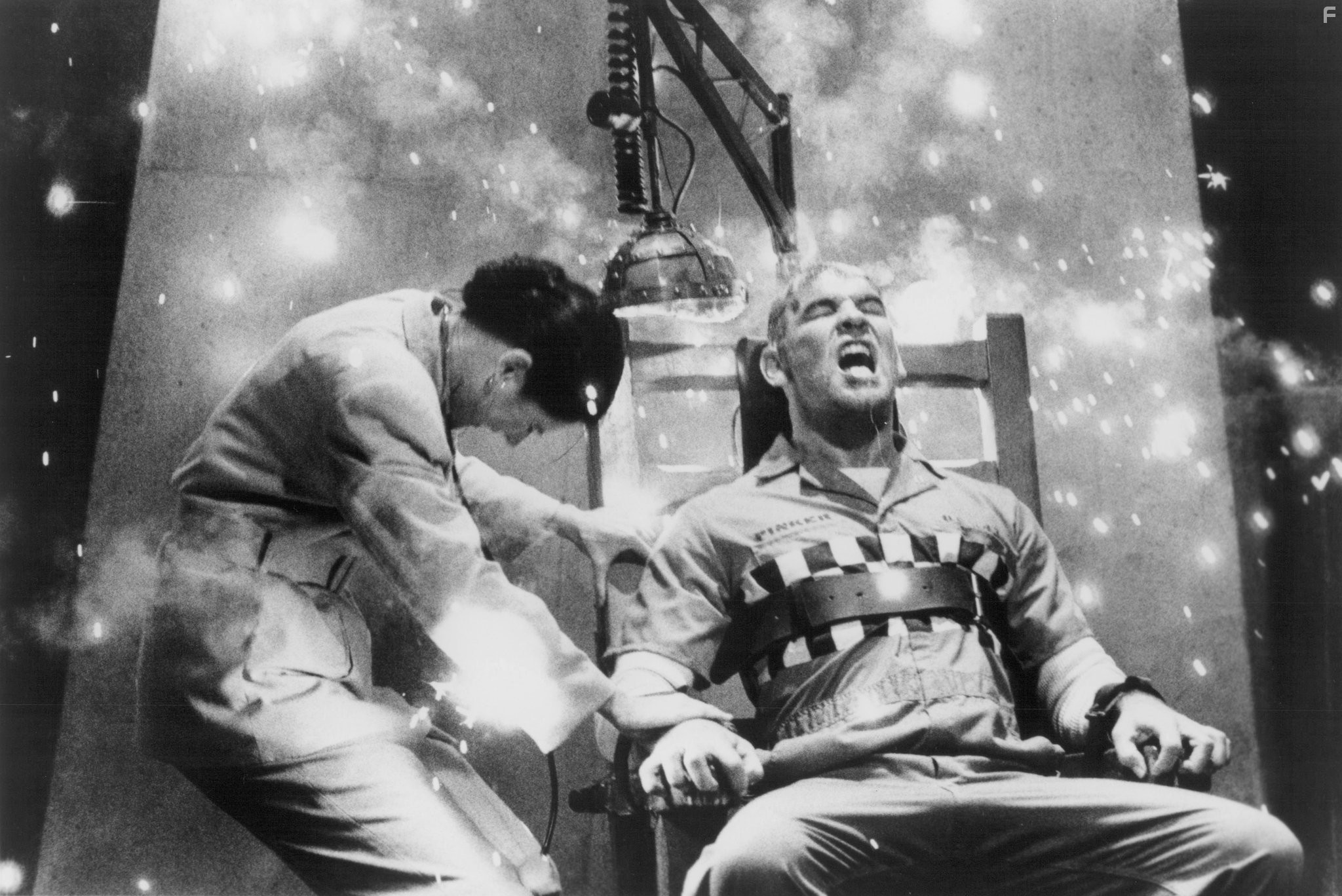 Peter Berg and Mitch Pileggi in Электрошок (1989)