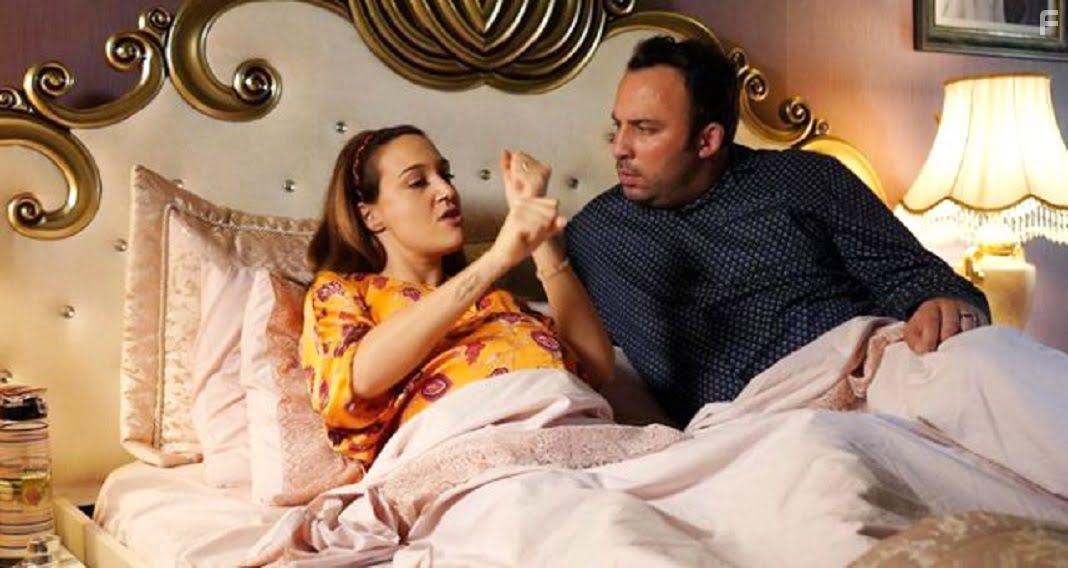 Ferit Aktug and Gupse Ozay in Eltilerin Savasi (2020)