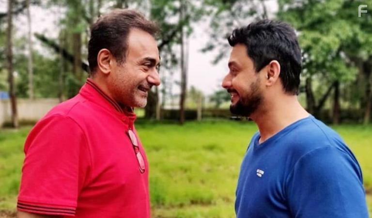 Nitish Bharadwaj and Swwapnil Joshi in Samantar (2020)