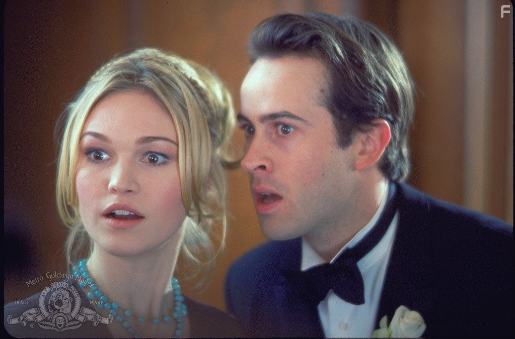 Jason Lee and Julia Stiles in Мальчишник (2003)