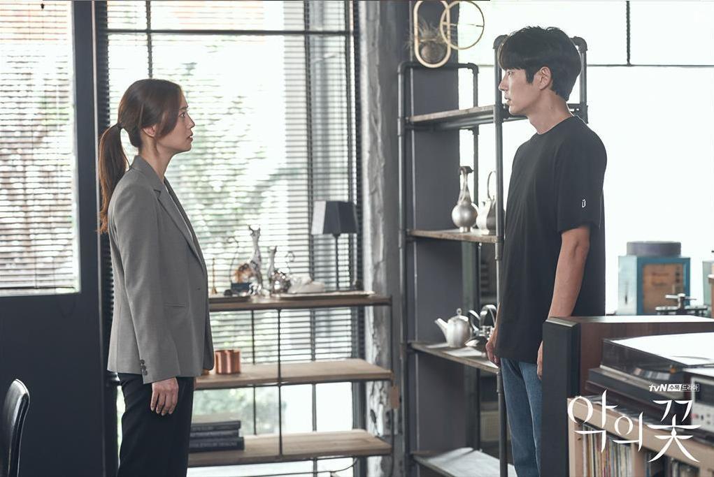 Joon-Gi Lee and Chae-Won Moon in The Flower of Evil (2020)