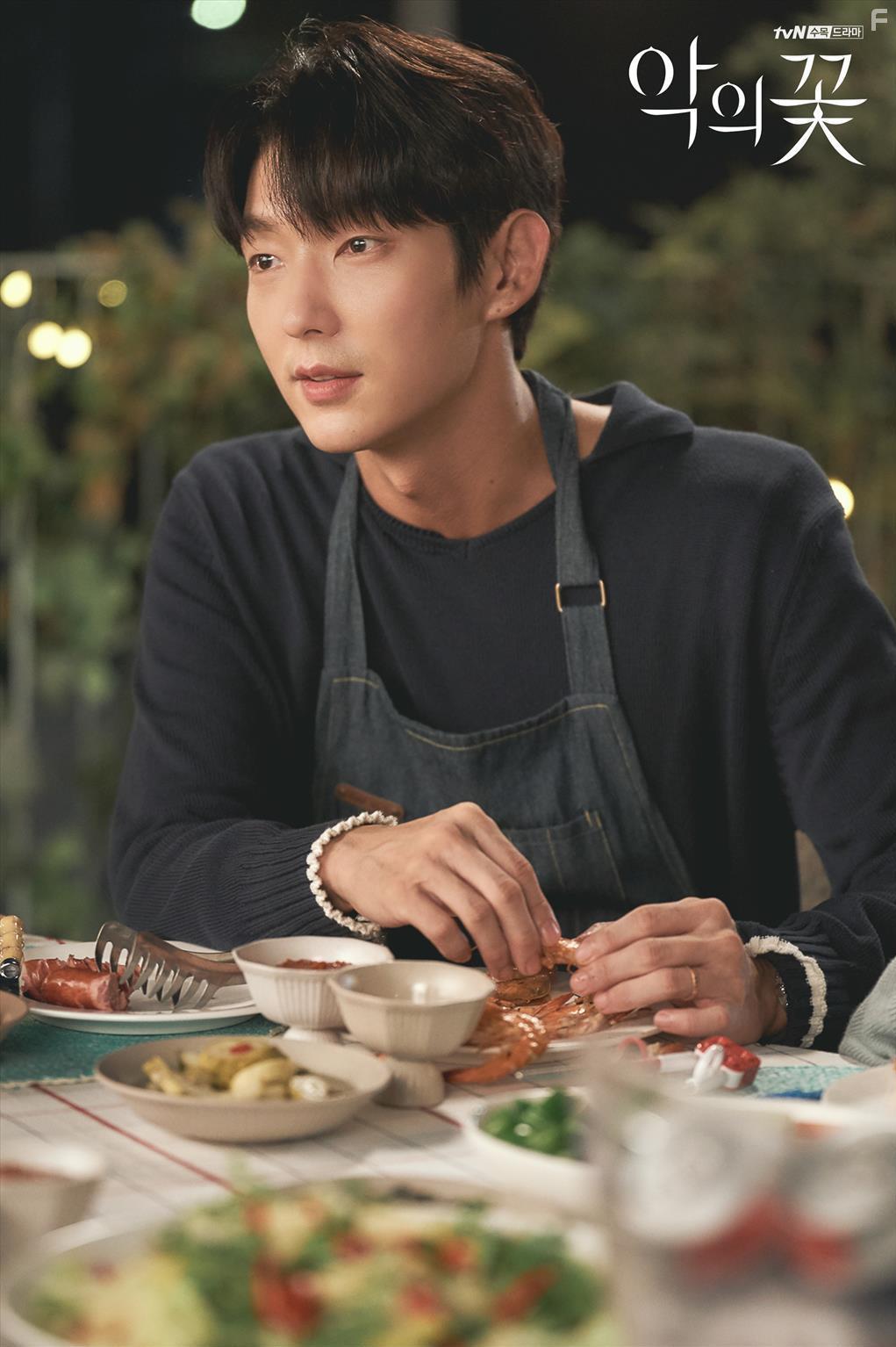 Joon-Gi Lee in The Flower of Evil (2020)