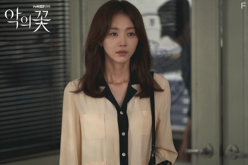 Hie-jin Jang in The Flower of Evil (2020)