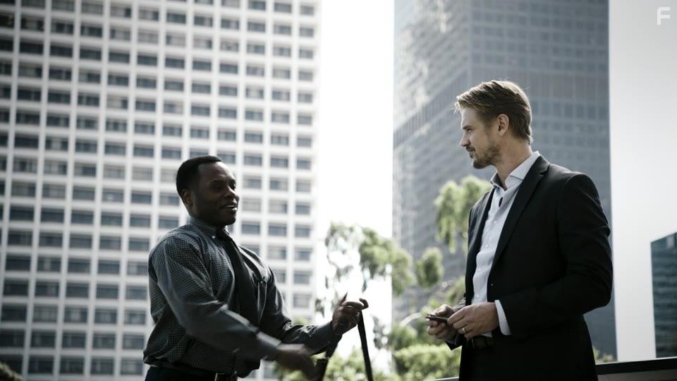 Malcolm Goodwin and Boyd Holbrook in The Fugitive (2020)