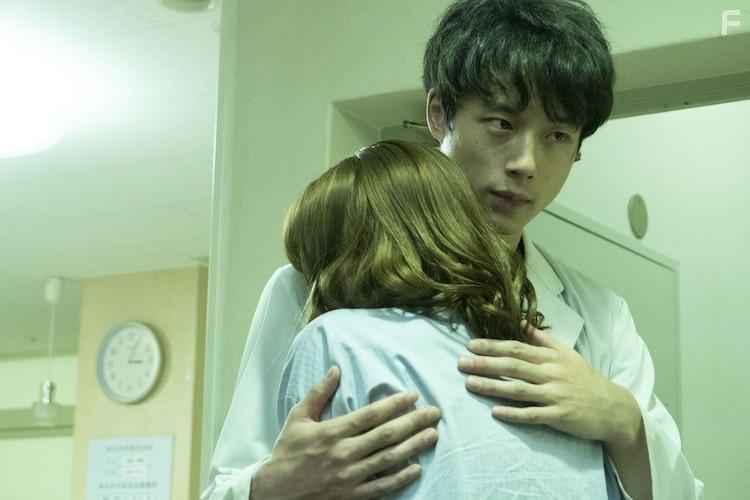 Mei Nagano and Kentar Sakaguchi in Kamen byt (2020)