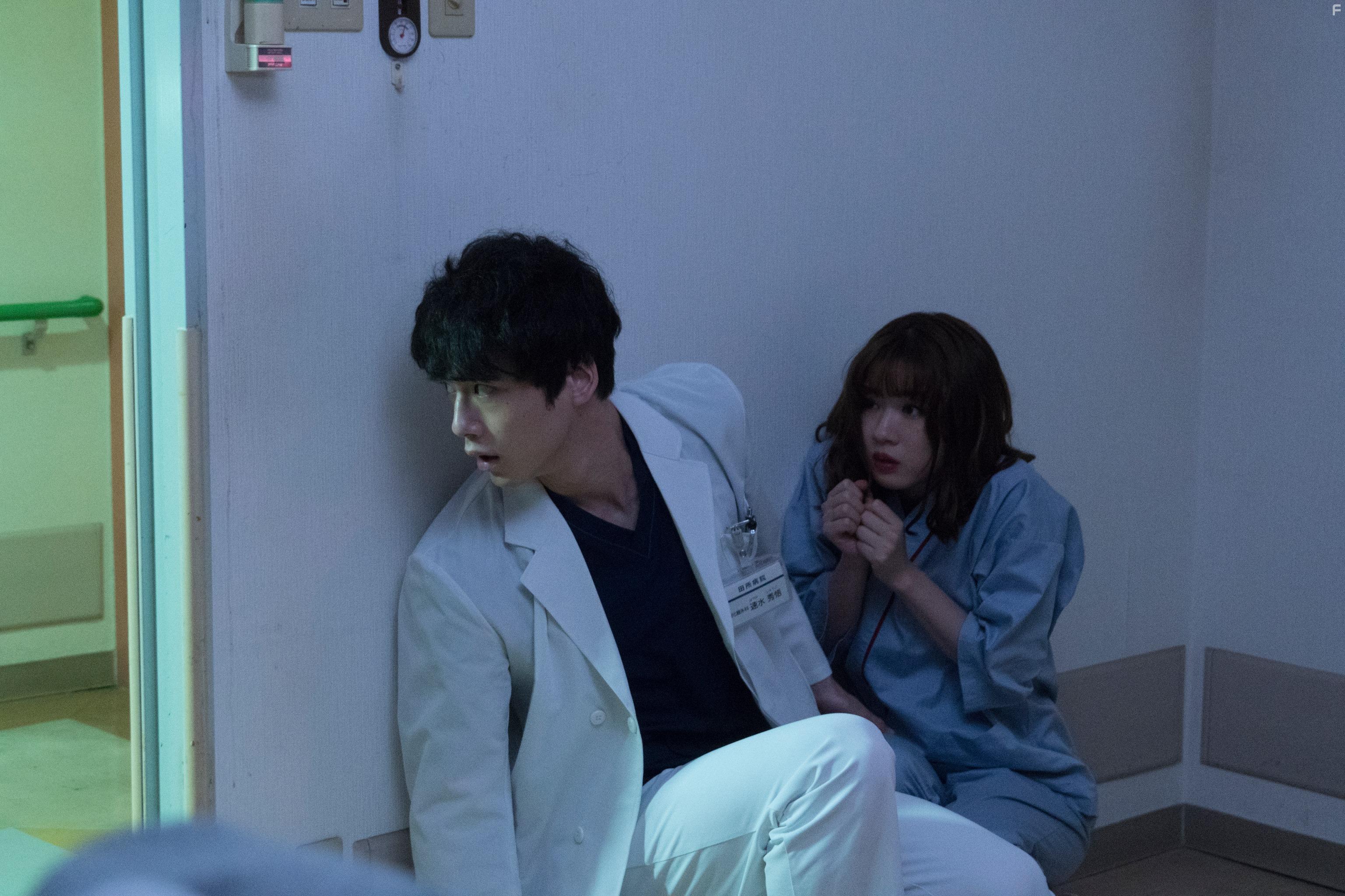Mei Nagano and Kentar Sakaguchi in Kamen byt (2020)