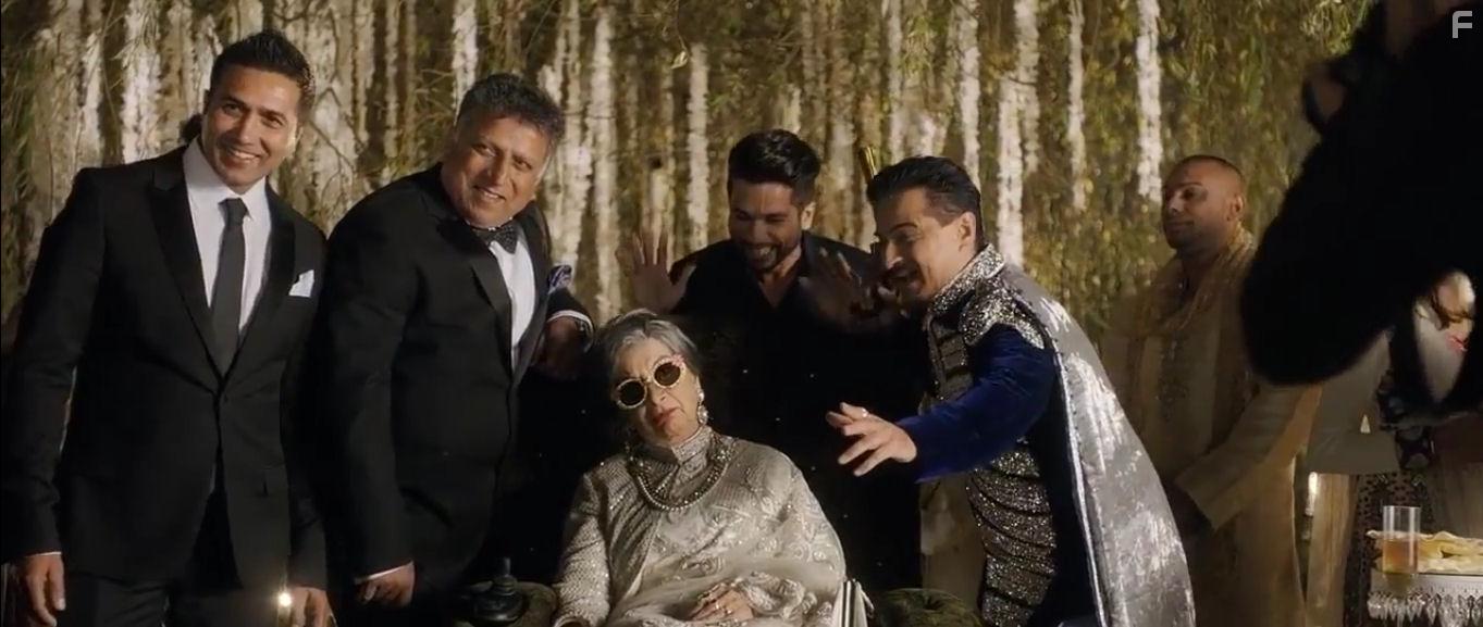 Sushma Seth, Shahid Kapoor, Atul Sharma, and Kumud Pant in Shaandaar (2015)