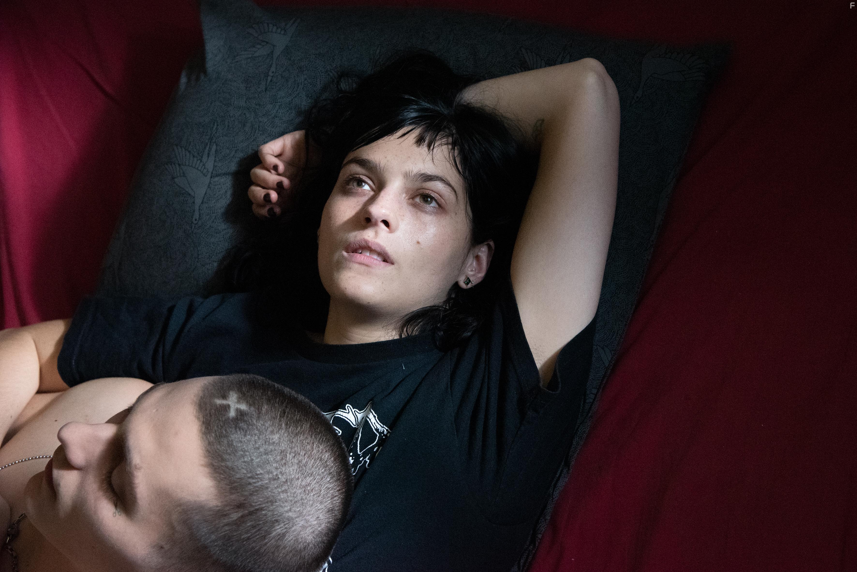 Godart Nicolas and Amber Anderson in Skin Walker (2019)