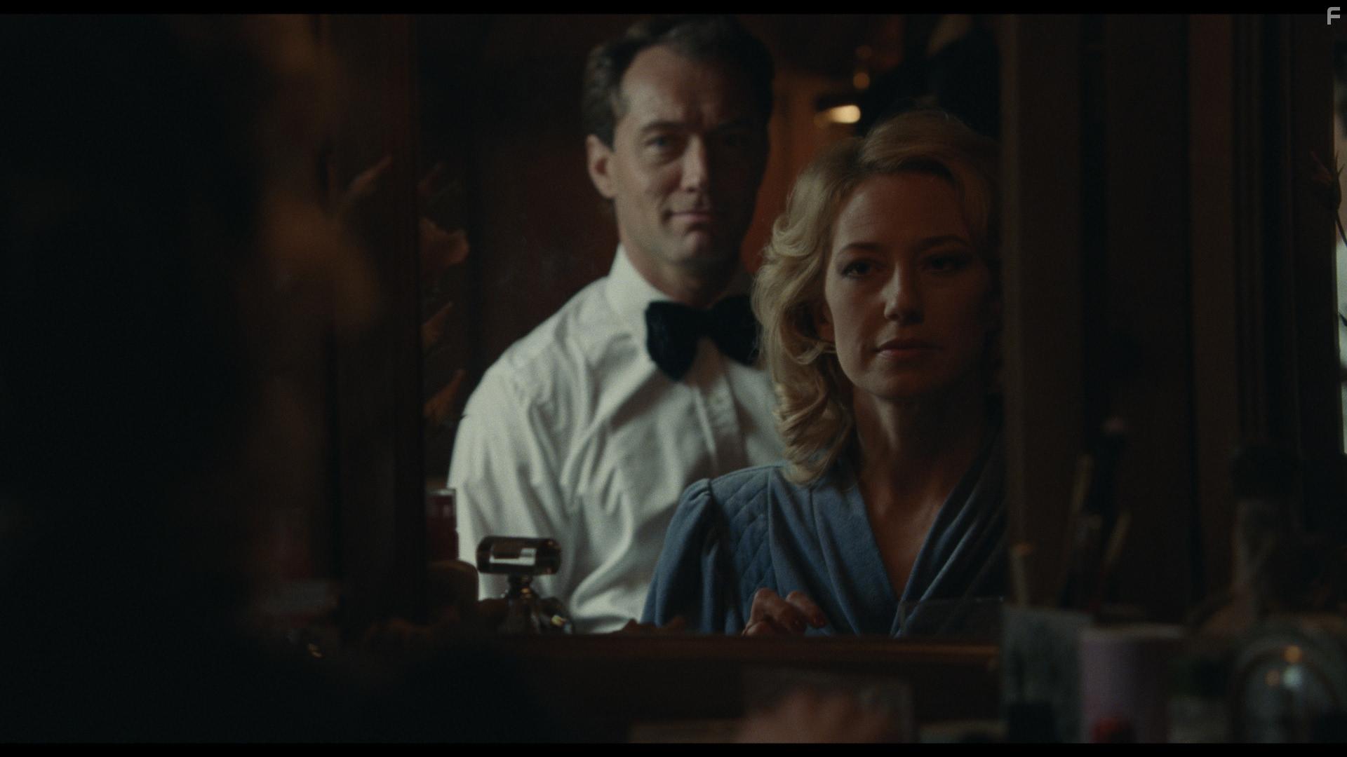 Jude Law and Carrie Coon in The Nest (2020)