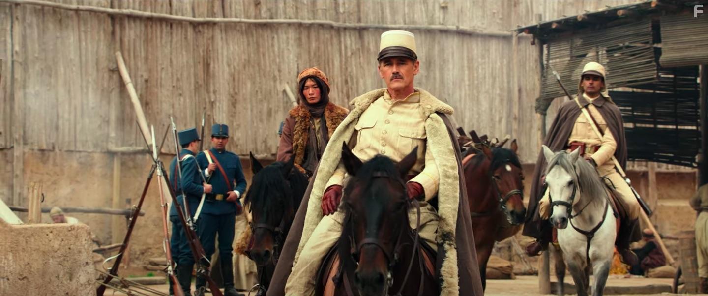 Mark Rylance and Gana Bayarsaikhan in Waiting for the Barbarians (2019)