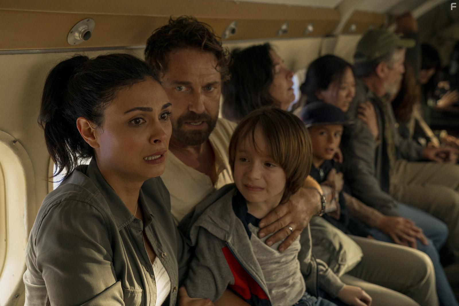 Gerard Butler, Morena Baccarin, and Roger Dale Floyd in Greenland (2020)