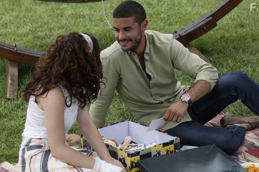 Berk Oktay and Seren Sirince in Iliski Durumu: Karisik (2015)