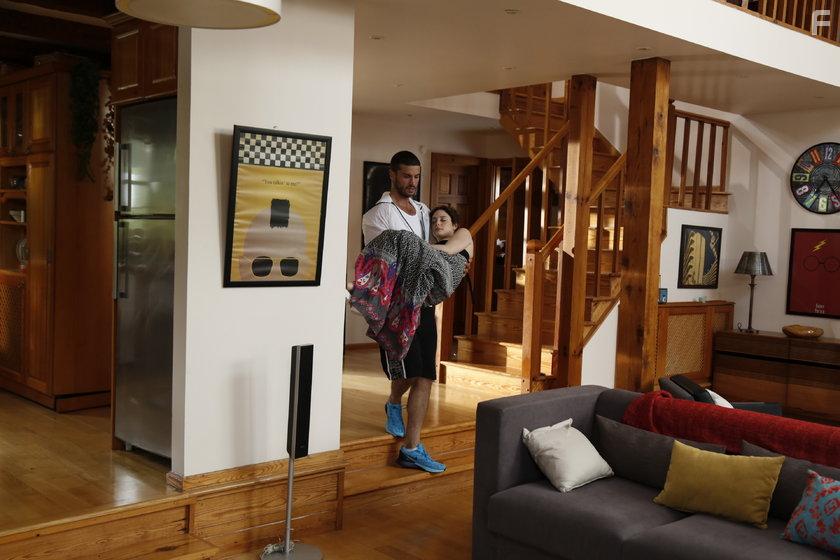 Berk Oktay and Seren Sirince in Iliski Durumu: Karisik (2015)