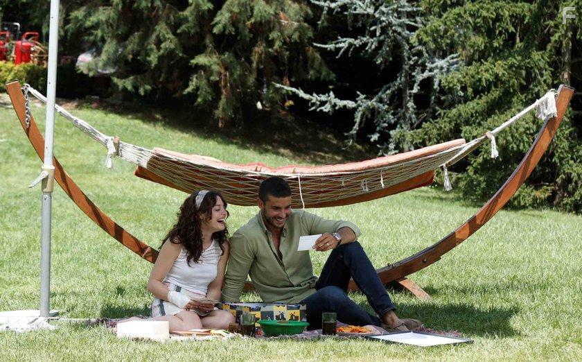 Berk Oktay and Seren Sirince in Iliski Durumu: Karisik (2015)