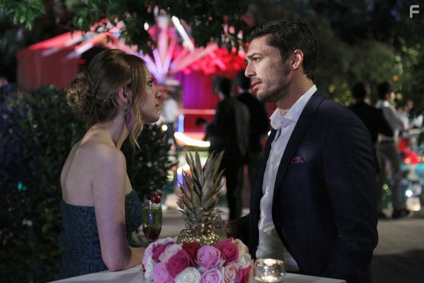 Pamir Pekin and Eda Ece in Iliski Durumu: Karisik (2015)