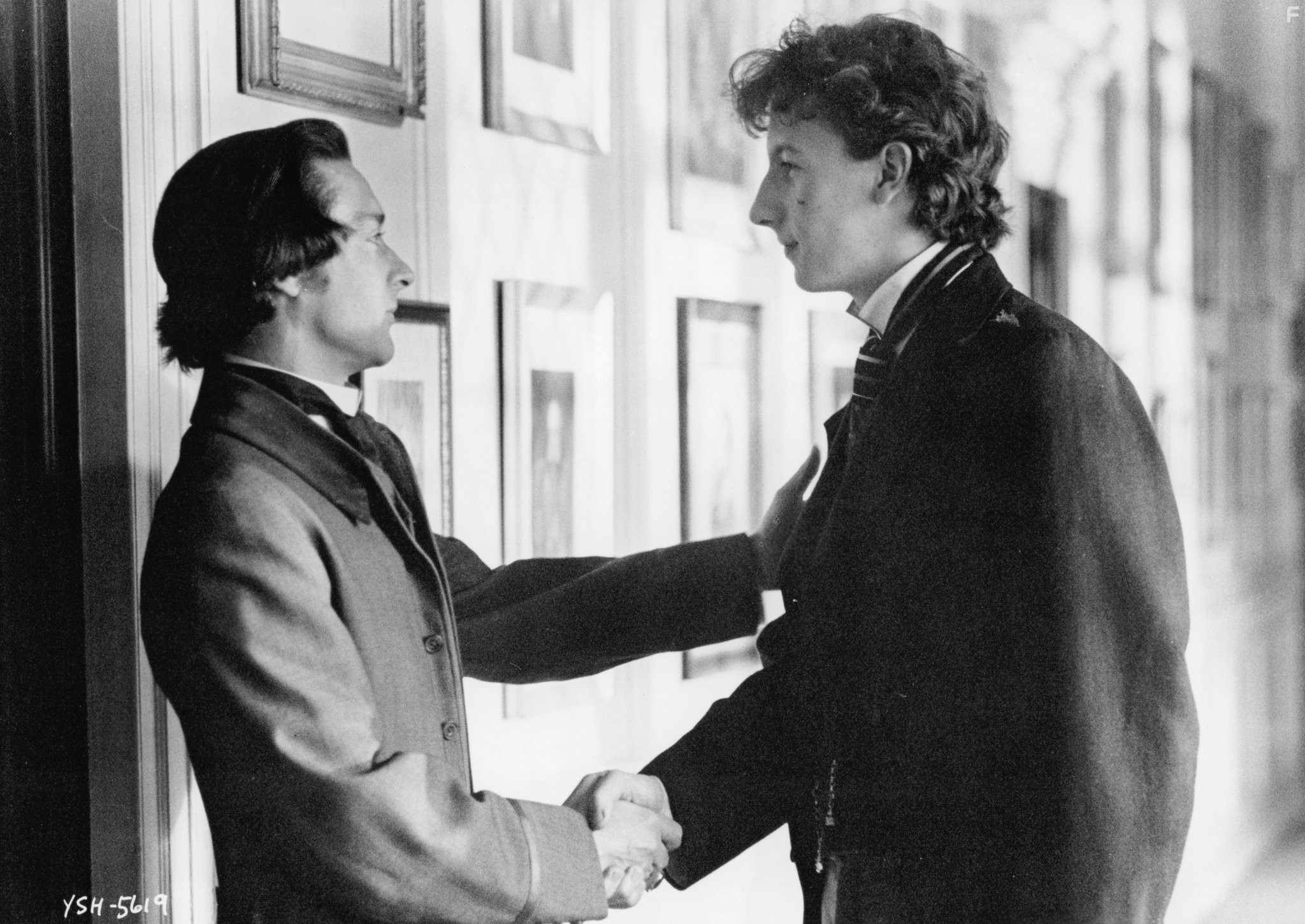 Anthony Higgins and Nicholas Rowe in Молодой Шерлок Холмс (1985)