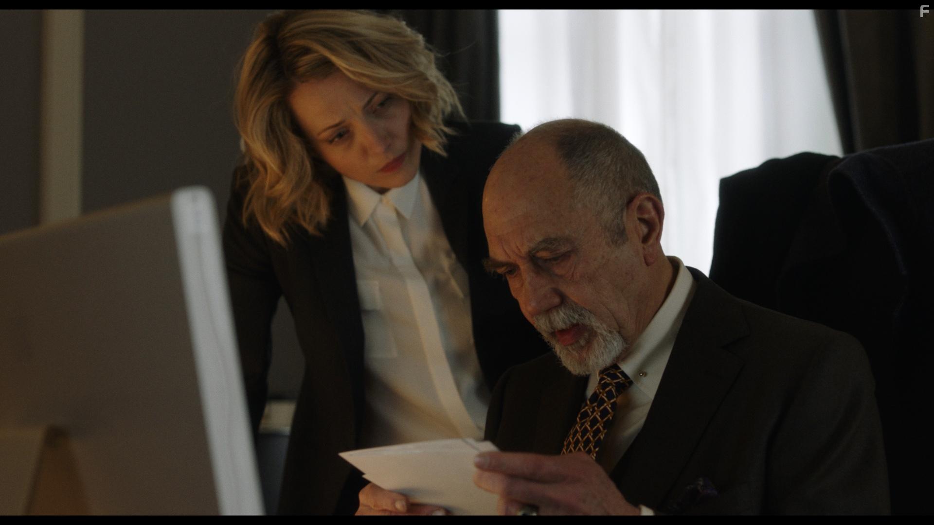 Fodor Atkine and Laura Sepul in Quartier des Banques (2017)