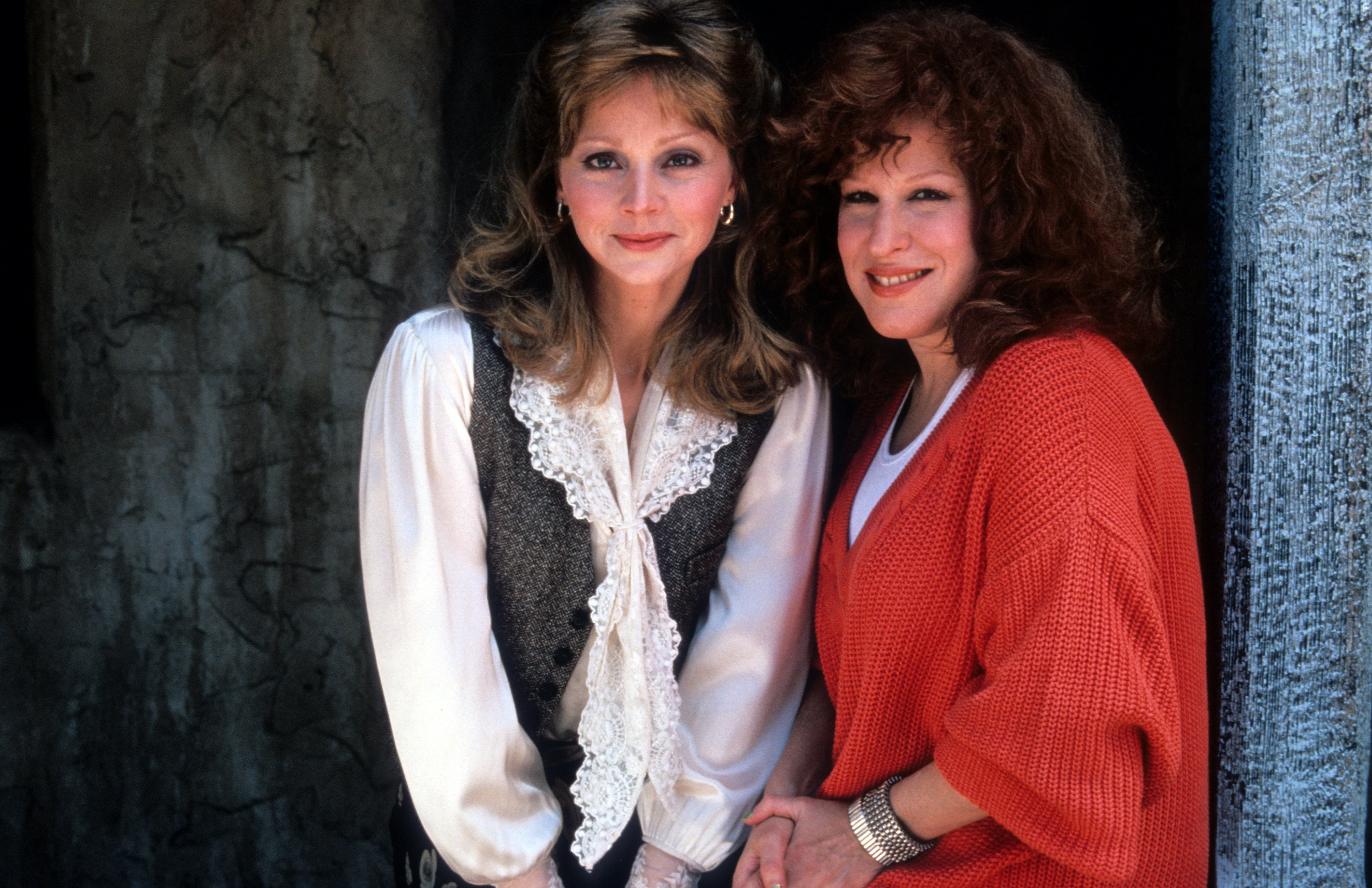 Bette Midler and Shelley Long in Неприличное везение (1987)