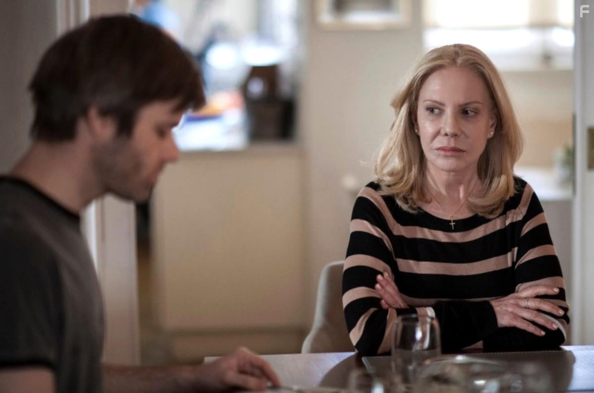 Cecilia Roth and Benjamn Amadeo in Crmenes de familia (2020)