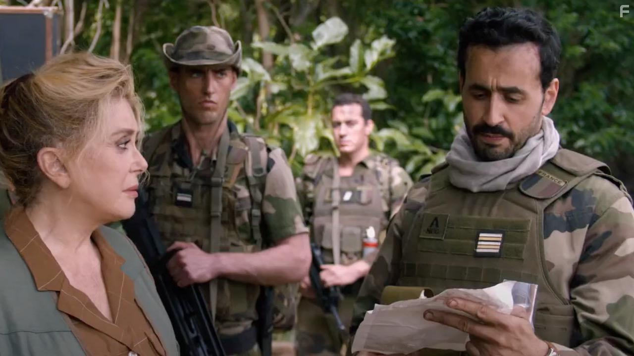 Catherine Deneuve and Jonathan Cohen in Terrible jungle (2020)