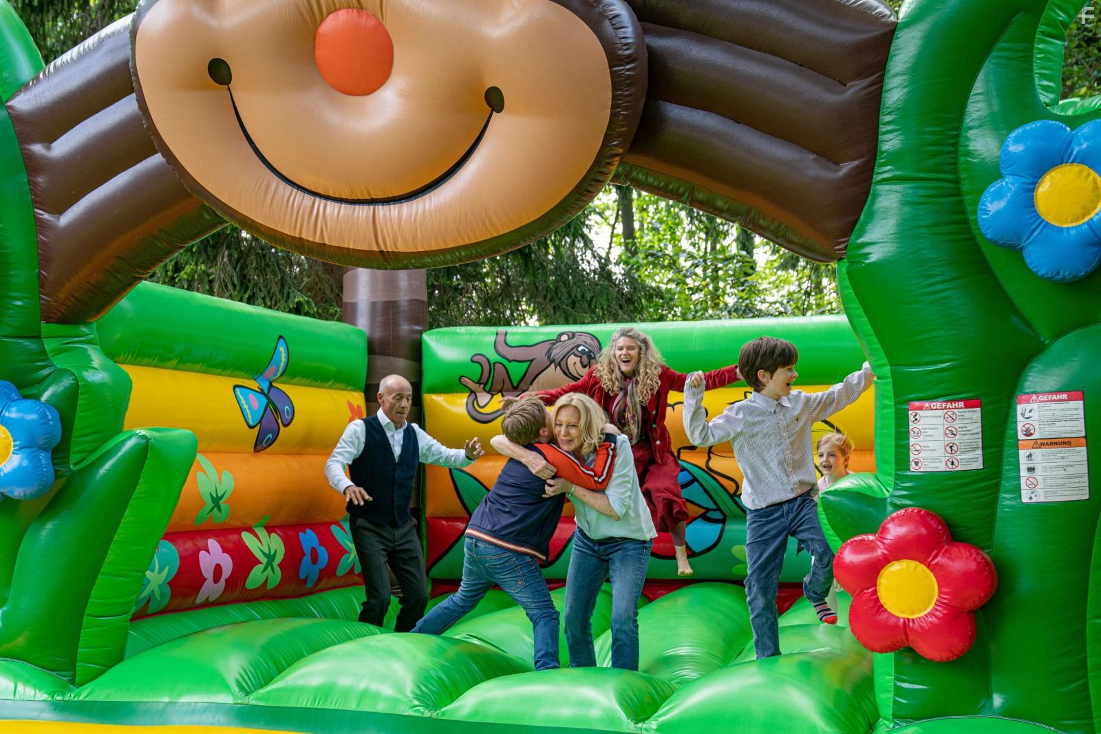 Maren Kroymann, Heiner Lauterbach, Barbara Sukowa, Bruno Grner, Luise Gleich, and Julius Weckauf in Enkel fr Anfnger (2020)