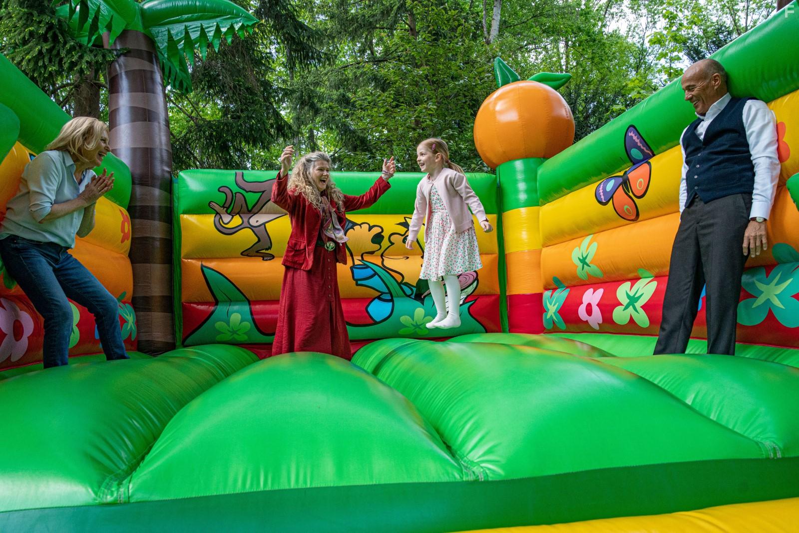 Maren Kroymann, Heiner Lauterbach, Barbara Sukowa, Julia Gleich, and Luise Gleich in Enkel fr Anfnger (2020)