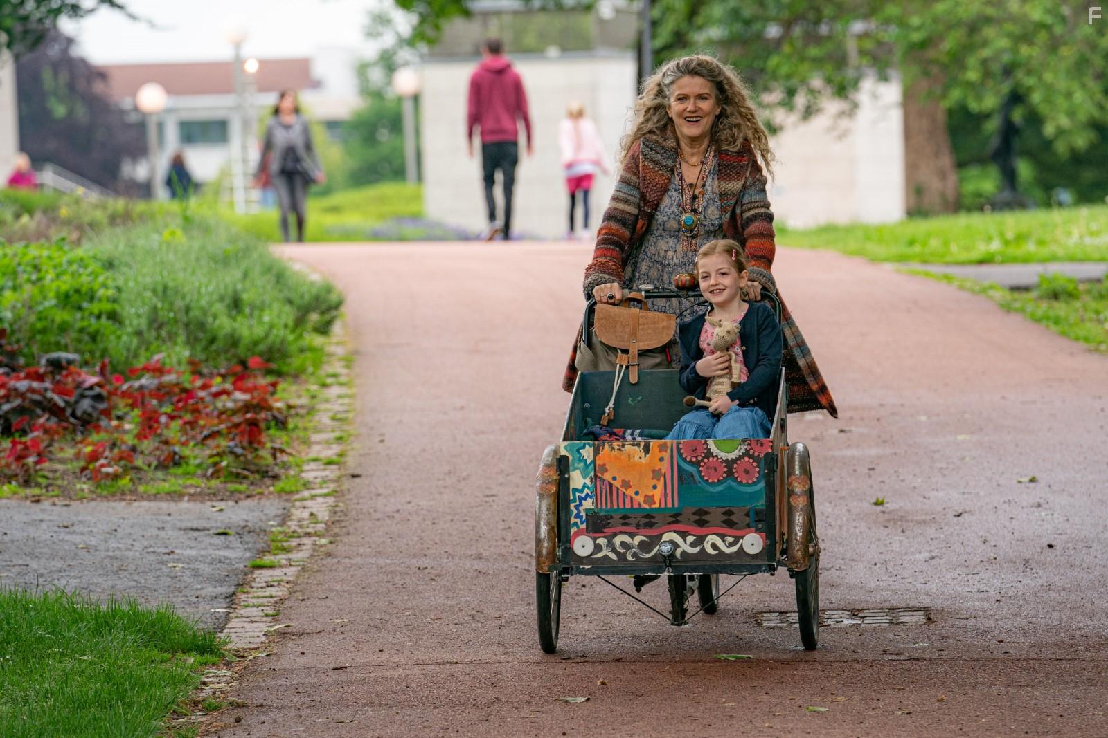 Barbara Sukowa, Julia Gleich, and Luise Gleich in Enkel fr Anfnger (2020)
