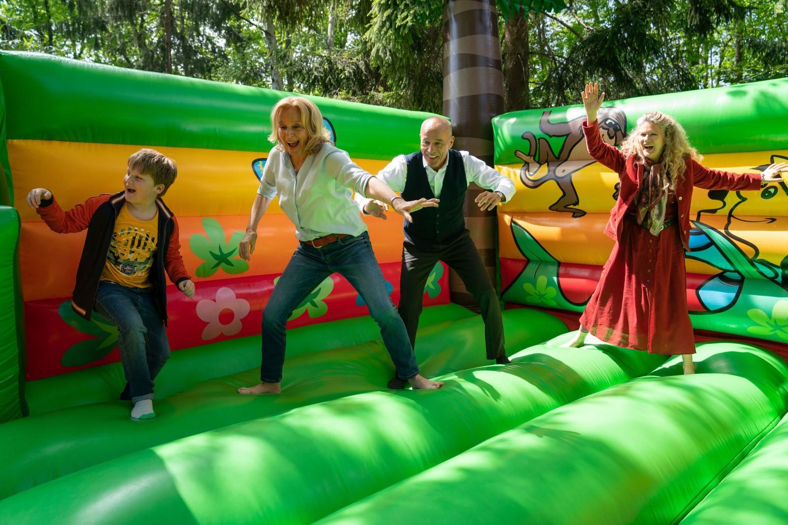 Maren Kroymann, Heiner Lauterbach, Barbara Sukowa, and Julius Weckauf in Enkel fr Anfnger (2020)