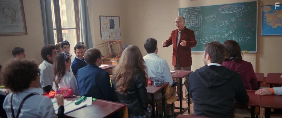 Altan Erkekli in Hababam Sinifi Yeniden (2019)