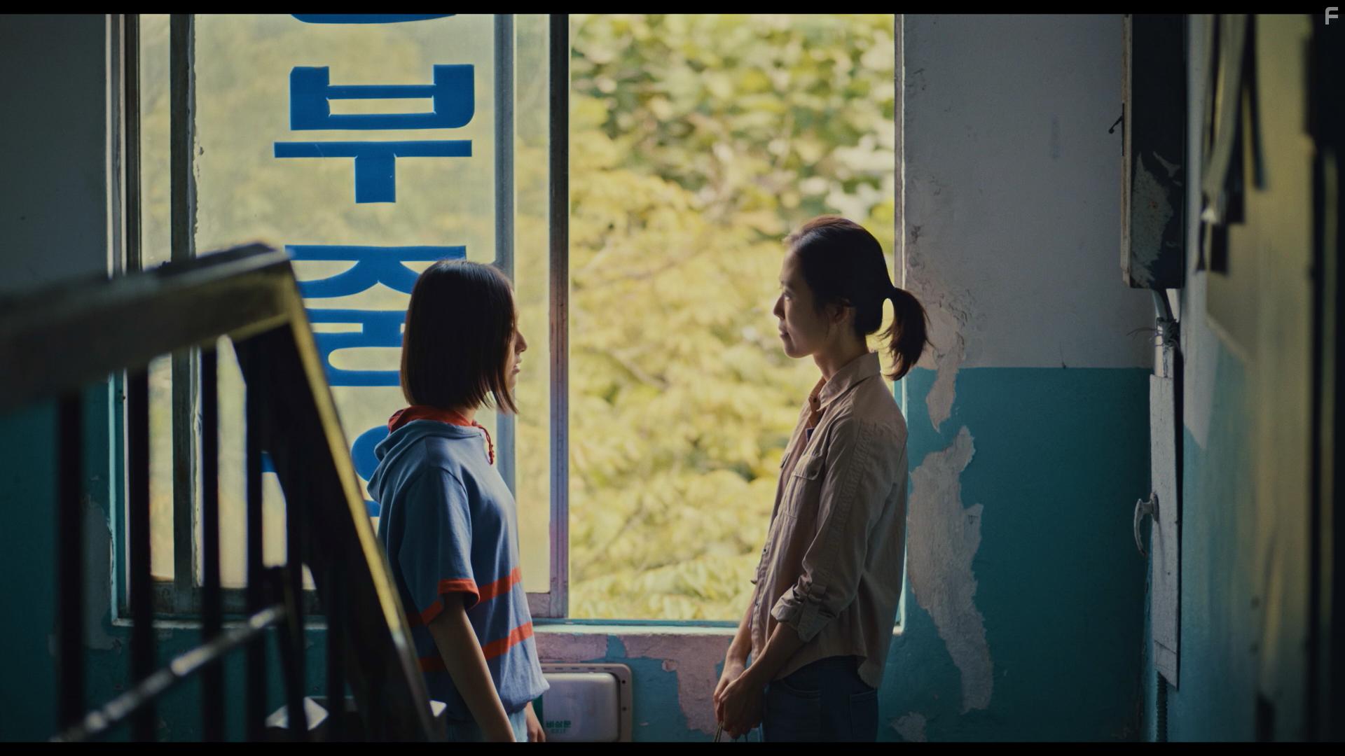 Ji-hu Park and Sae-byeok Kim in Beol-sae (2018)
